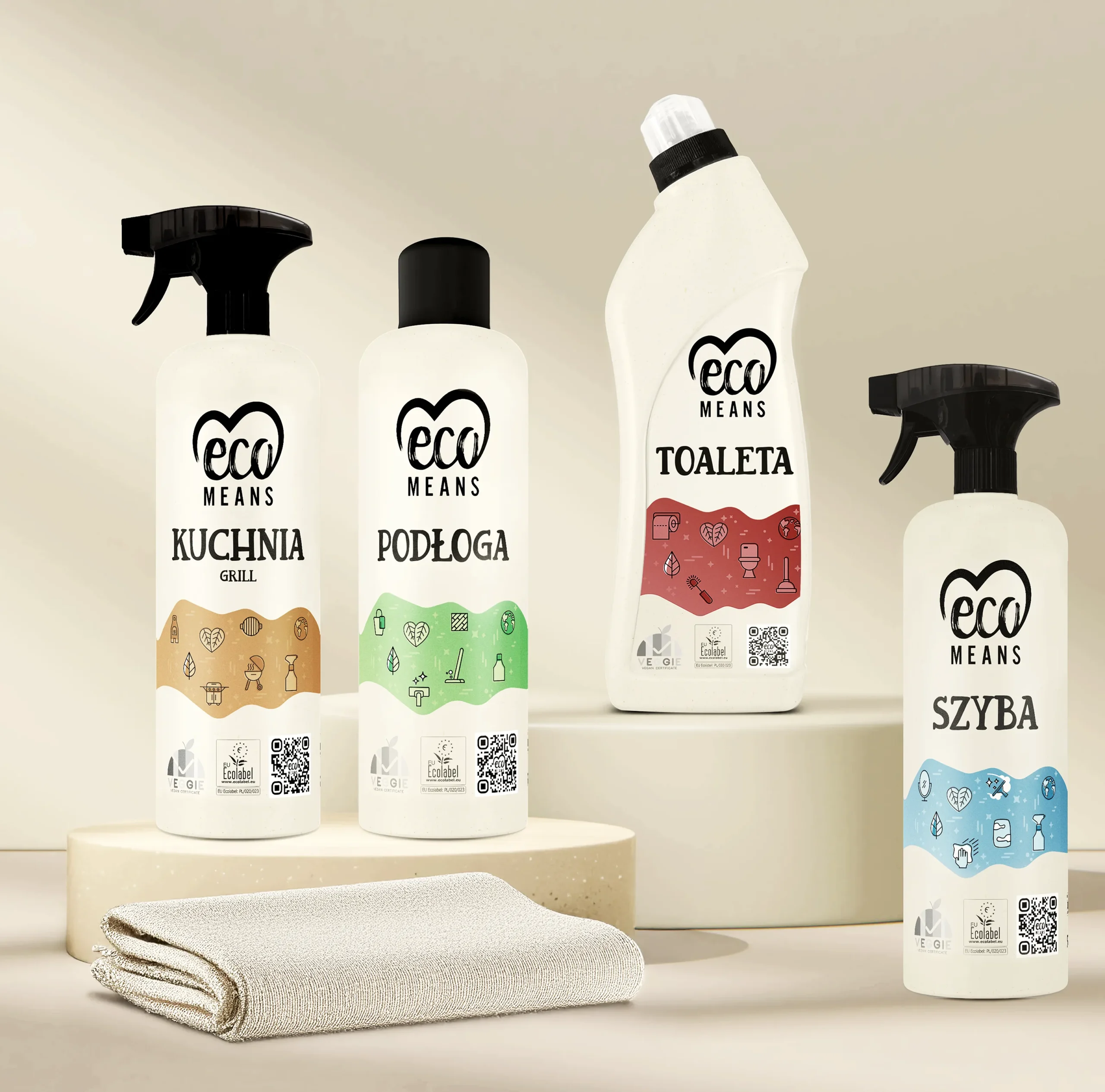 Prezentacja ekologicznych płynów do czyszczenia marki Ecomeans – zestaw produktów ustawiony na neutralnym tle, podkreślający ich naturalny skład i przyjazność dla środowiska.